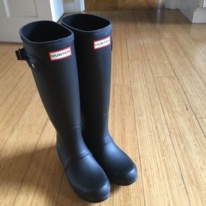 Authentic Hunter women’s boots in matte black.